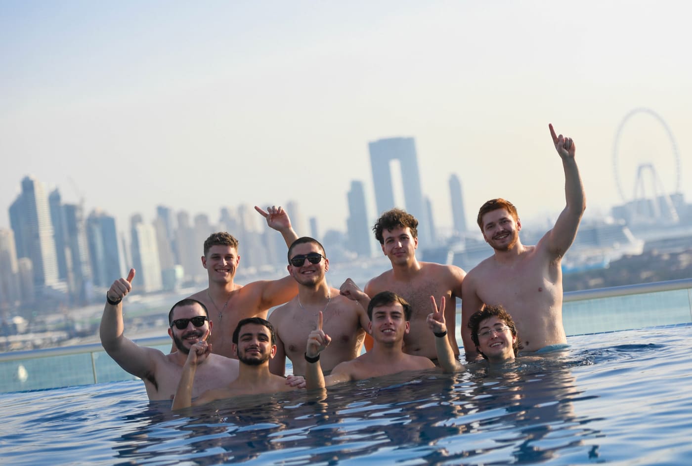 Con amigos en una piscina infinity con vistas a Dubái.