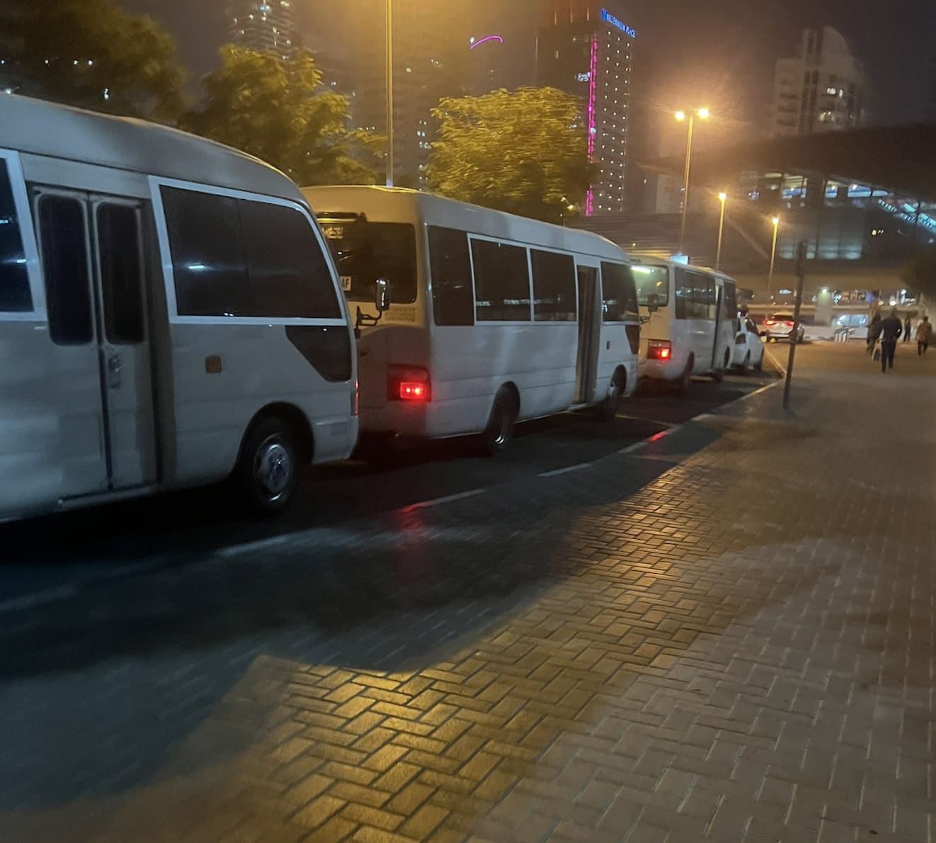 Los autobuses que recogen y devuelven a los trabajadores en Dubái.