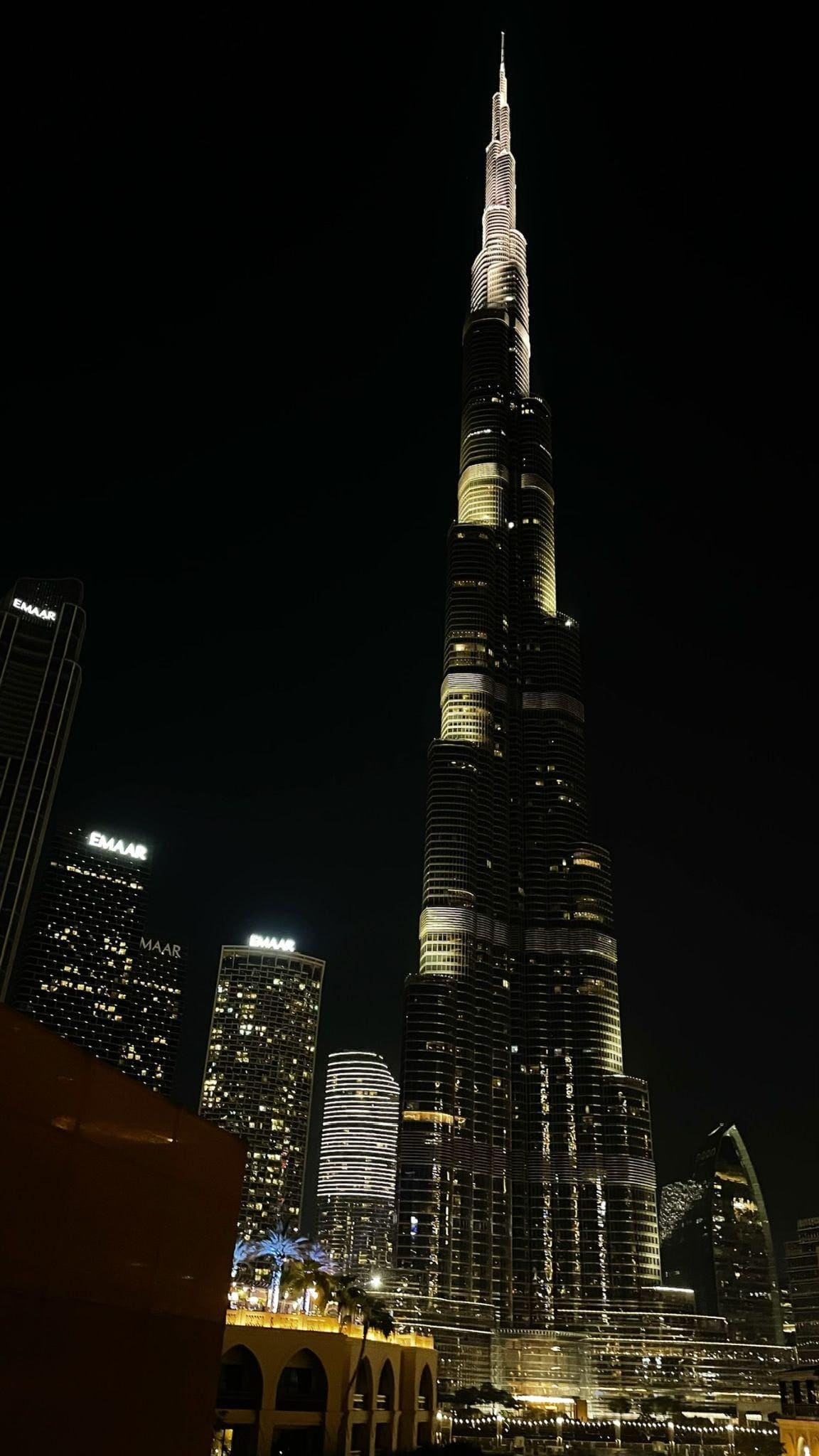 El Burj Khalifa visto de noche desde la calle.
