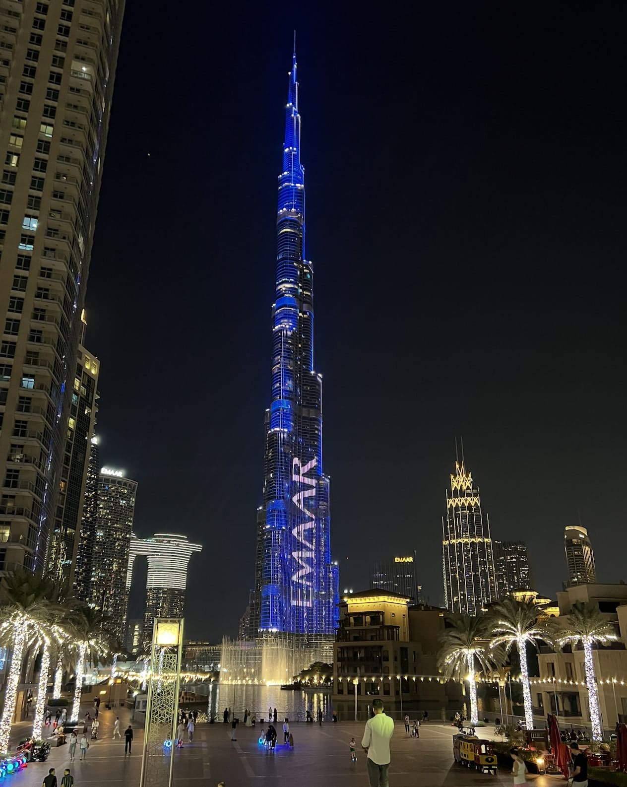 El Burj Khalifa iluminado en azul por la noche.
