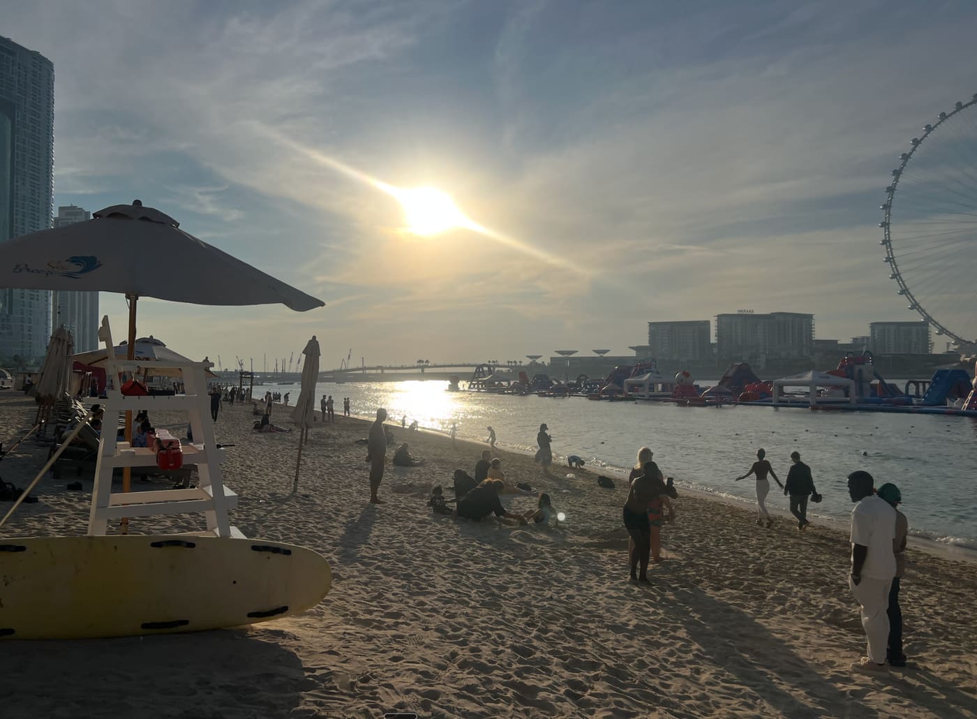 Una playa de Dubái al atardecer.