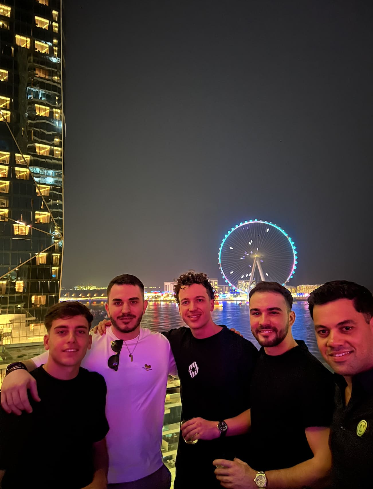 Una salida con amigos en Dubái, con la noria Ain Dubai al fondo.