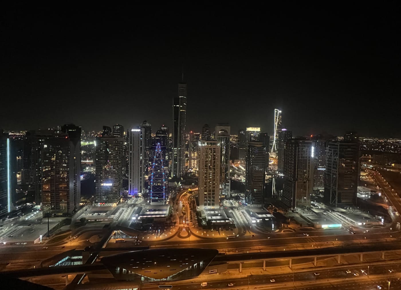 El skyline de Dubái por la noche.