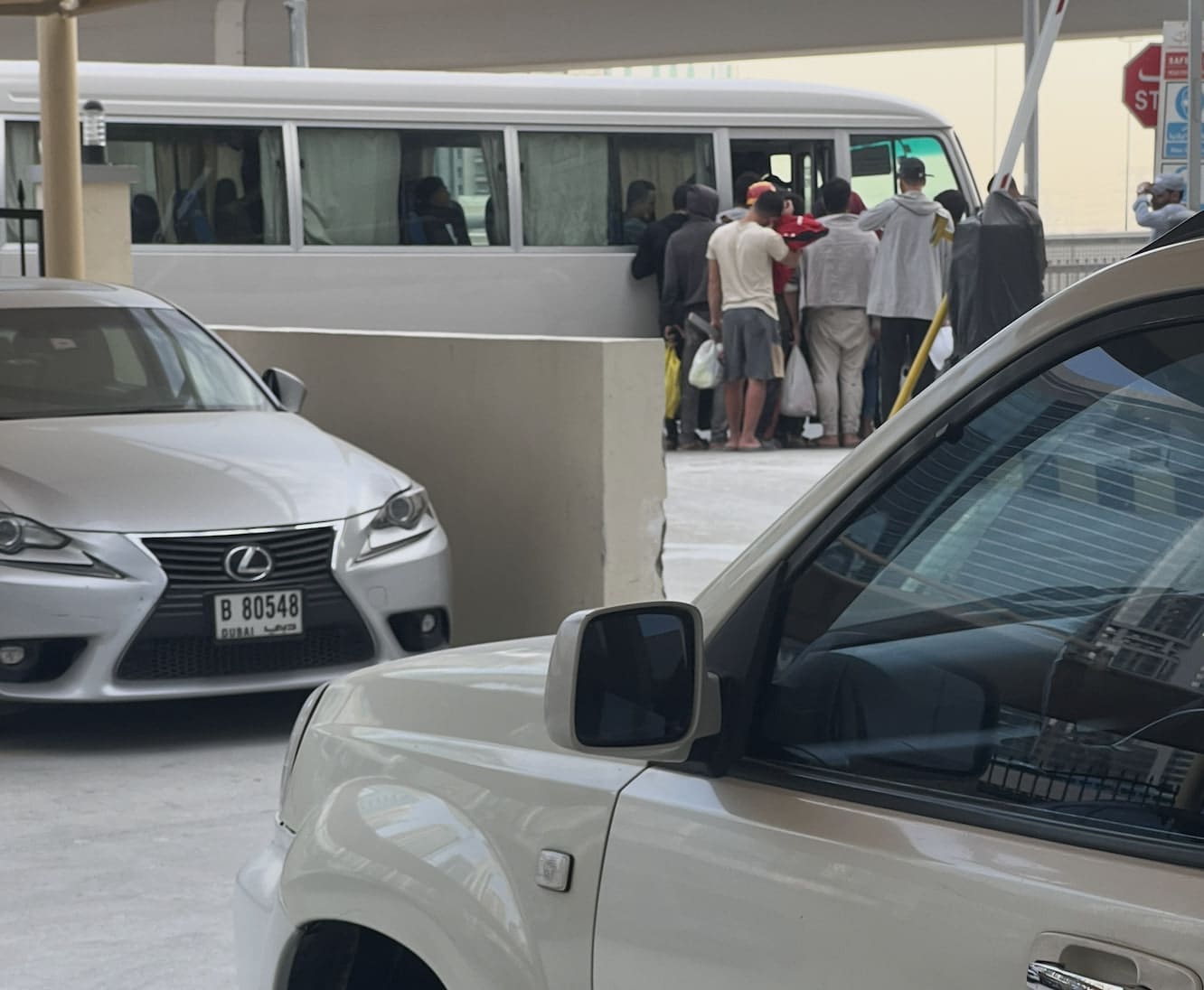 Trabajadores subiendo a uno de los buses que les llevan a trabajar en Dubái.