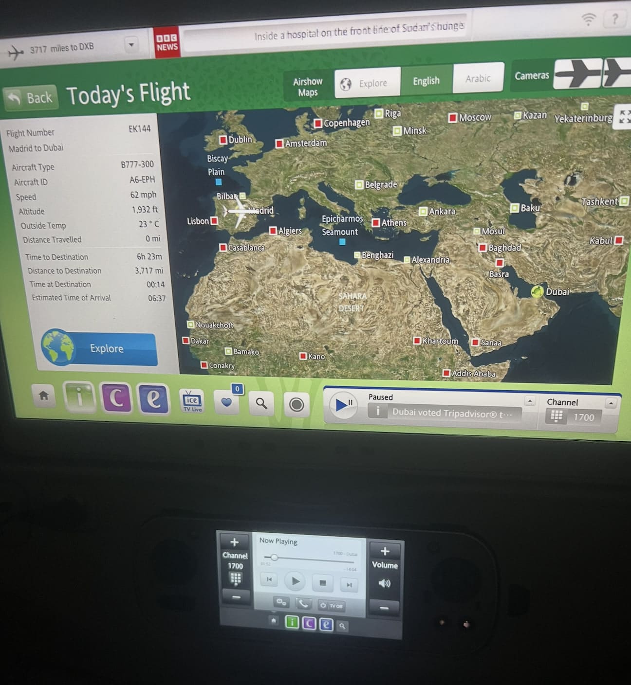 La pantalla del avión durante mi vuelo de Madrid a Dubái.