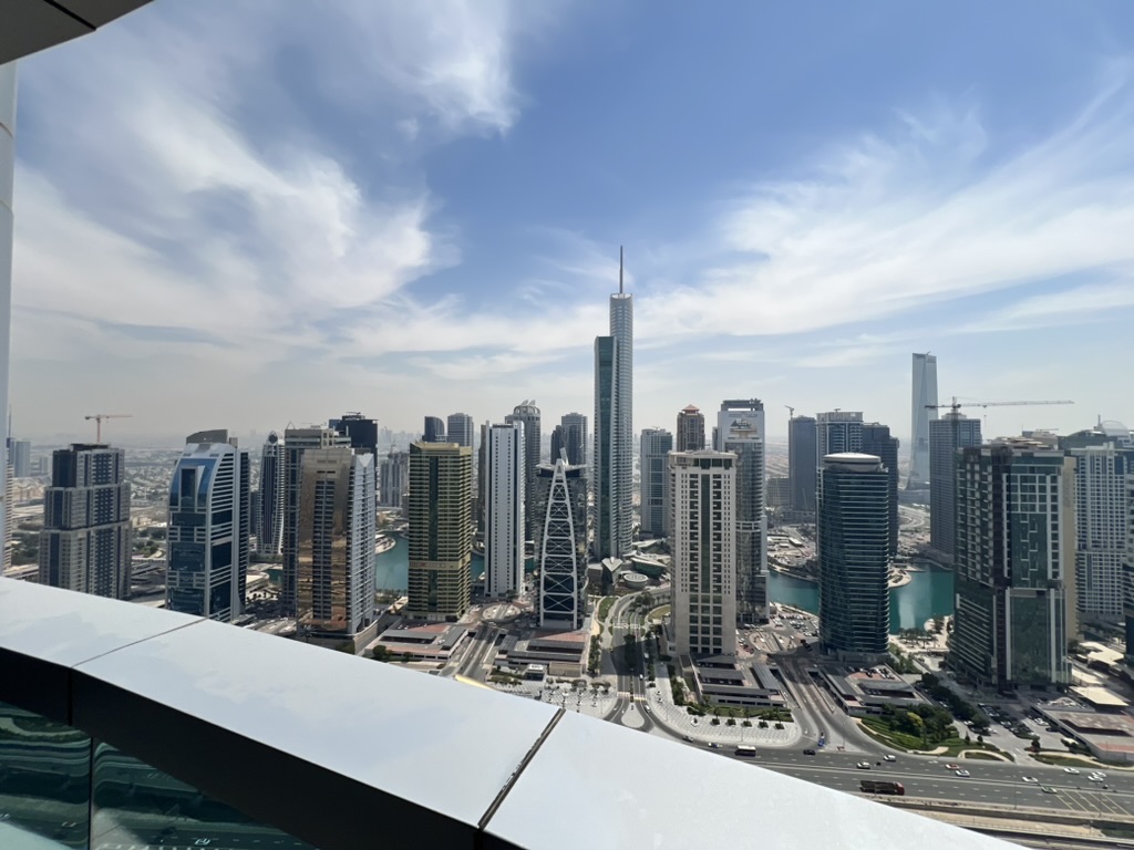 Vistas a JLT desde Dubai Marina.